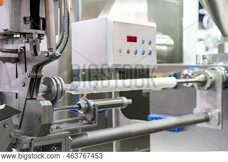 Automatic U Type Clipping Machine For Clipping Artificial And Natural Casing Sausage After Filler Ma