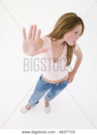 Ragazza adolescente con la mano fino