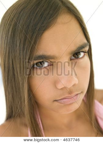 Giovane ragazza accigliato