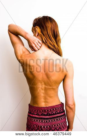 หญิงสาวสัมผัสคอ Sunburned ของเธอ