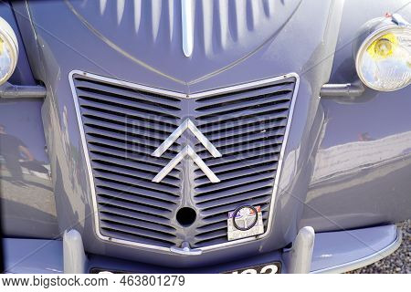 Bordeaux , Aquitaine  France - 10 10 2022 : Citroen 2cv Sign Text And Brand Logo 2 Cv Two Horses Hp 