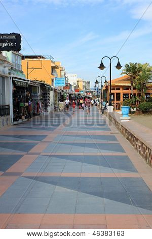 Passarela de Torremolinos, na beira-mar