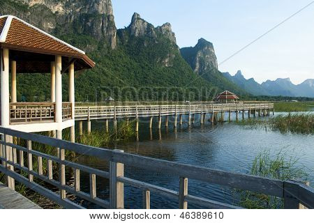 Træ bro i lotus lake i khao sam roi yod national park, thailand