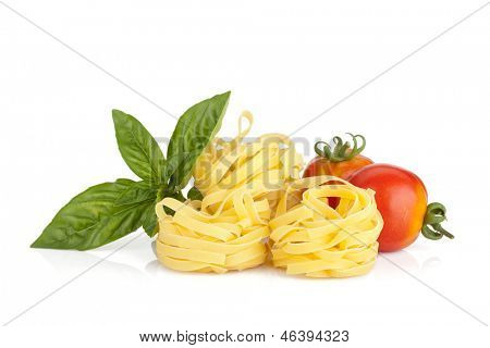 Italienske farver mad. Basilikum, pasta og tomater. Isoleret på hvid baggrund