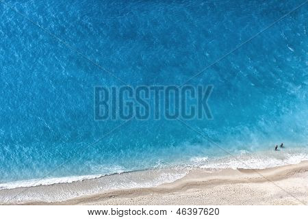 Luftfoto af en strand