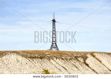 Højspændingslinie og elektricitet Pylon på kysten af floden.