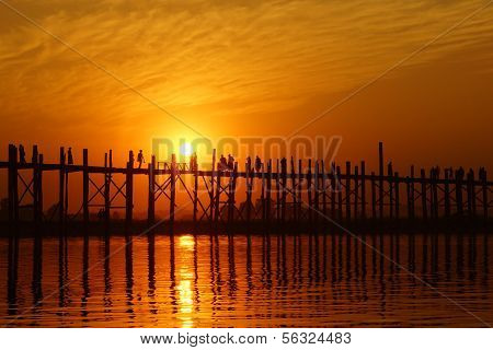 U bein sillan auringonlaskun Amarapura lähellä Mandalay, Myanmar (Burma)