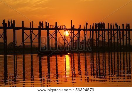 U bein sillan auringonlaskun Amarapura lähellä Mandalay, Myanmar (Burma)