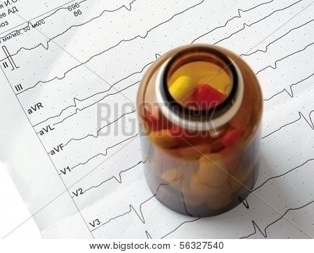 Bottle with pills on a cardiogramm