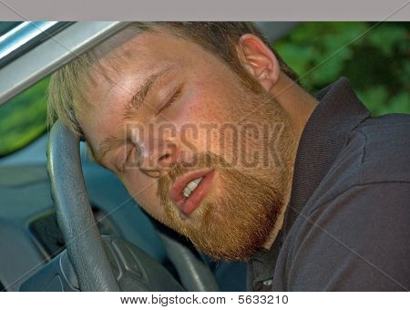 Uomo addormentato In macchina al volante