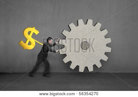 Podnikatel otáčení velkých konkrétní zařízení s peníze naviják na zádech