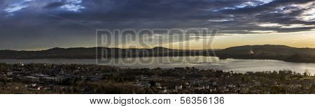 Lago di Varese, Landschaft bei Sonnenuntergang