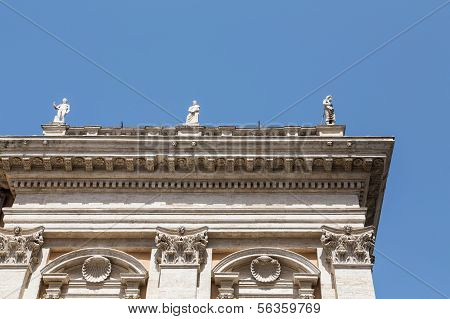 Tre statyer på romerska Monument