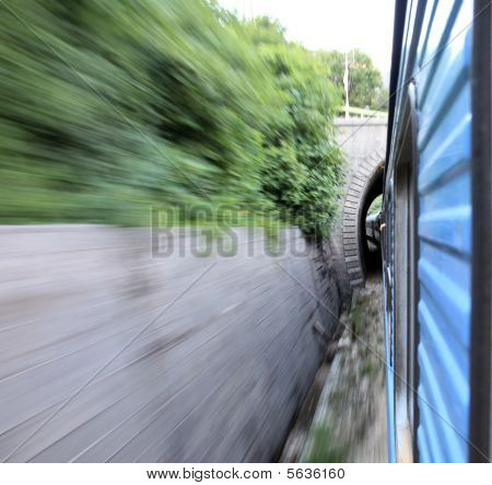 トンネルを通過