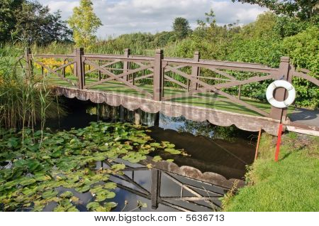Ponte di legno sopra l'acqua con anello di vita