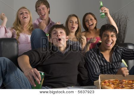 Jugendliche, die Spaß und Essen pizza