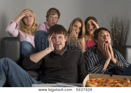 Jugendliche, die Spaß und Essen pizza