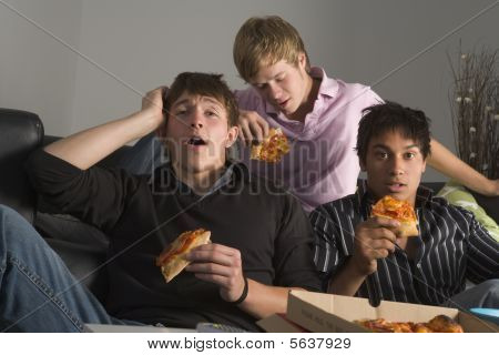 Teenager essen pizza