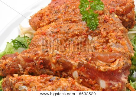 Alcuni Rib organici marinato su sana insalata