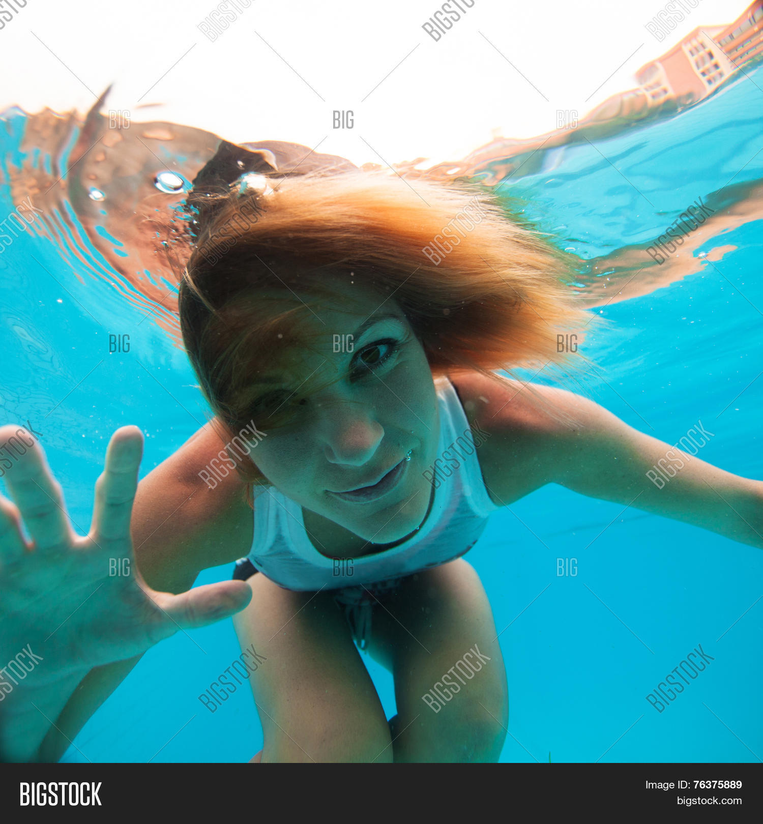 Вода в глаза. Можно ли открывать глаза в воде. Человек плавает в воде. Открыть глаза под водой. Глаза под водой.