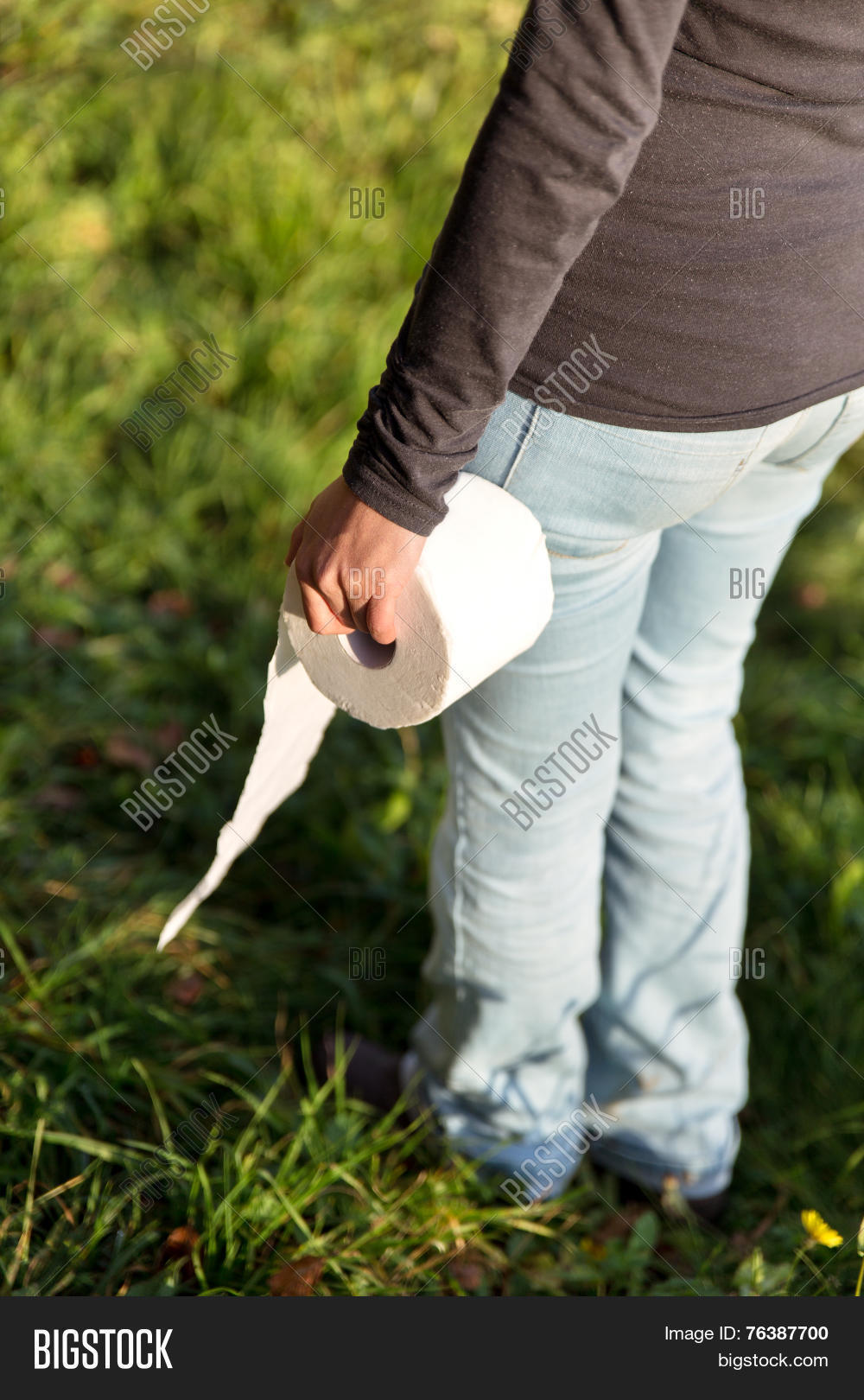 Девочка обкакалась в джинсы. Поносит на улице. Девушка поносит. Мужчина покакал на улице. Поносит на улице.