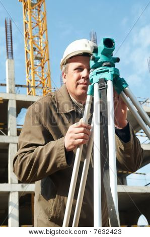 Surveyor s tranzitní úroveň zařízení