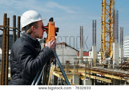 Surveyor s tranzitní úroveň zařízení