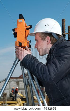 Surveyor s tranzitní úroveň zařízení