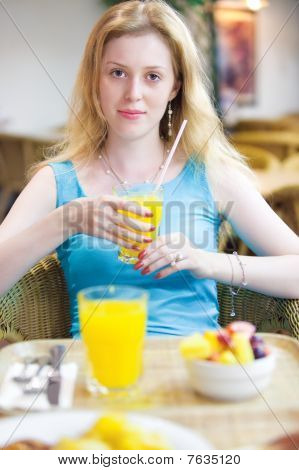 junge Frau an der Kaffee