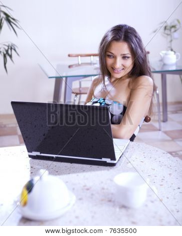 Ragazza In Internet Cafe
