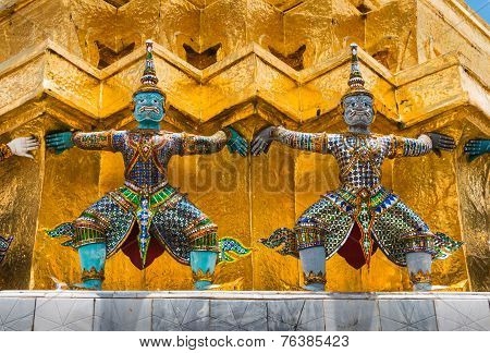 The colourful giant statue around golden pagoda at Wat Phra Si Rattana Satsadaram (Wat Phra Kaew), B