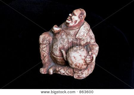 Statuetta di argilla dell'uomo seduto