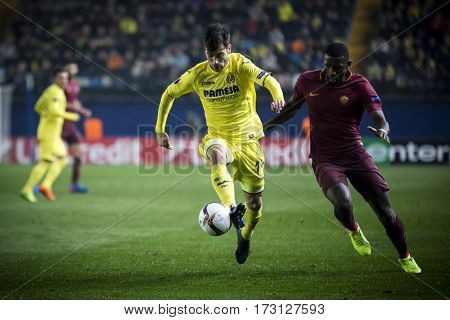 VILLARREAL, SPAIN - FEBRUARY 16: (L) Trigueros, (R) Rudiger during UEFA Europa League match between Villarreal CF and AS Roma at Ceramica Stadium on February 16, 2017 in Villarreal, Spain