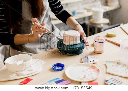 workshop production of ceramic tableware product painting.