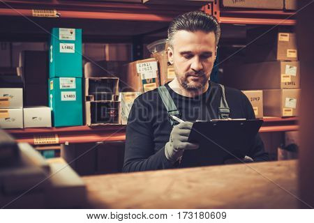 Storekeeper with manual pick list on a warehouse