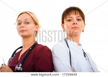 Blonde og brunette kvindelige læger ser ligefrem.