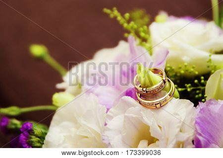 bride bouquet and wedding rings in weding day