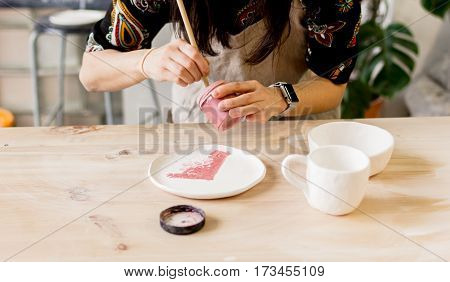 workshop production of ceramic tableware product painting.