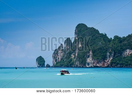 The beautiful view of Loh Dalum Bay in Phi Phi Island - Thailand