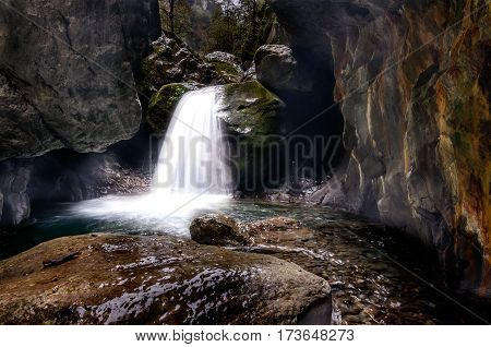 A beautiful waterfall in the heart of the gorges of Kakuetta in the Pyrénées Atlantiques. A little away from the path since it will be necessary to go under a bridge to see it from this angle of view.