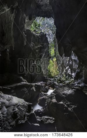 A beautiful waterfall in the heart of the gorges of Kakuetta in the Pyrénées Atlantiques. A little away from the path since it will be necessary to go under a bridge to see it from this angle of view.