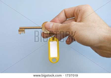 A kezében egy kulcs címkével