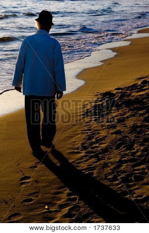 늙은이 해변에서 산책입니다.