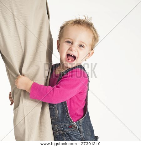 Happy Baby buksetrold pige Snuggling fædre låret