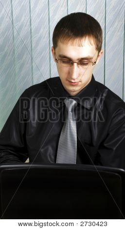 Uomo d'affari, lavorando su un computer portatile