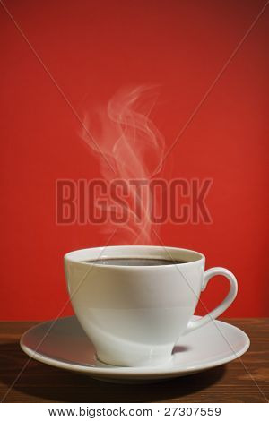 Nahaufnahme einer herrlichen Tasse heißen Kaffee