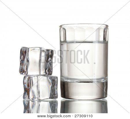 verre de vodka avec glace isolaled sur blanc