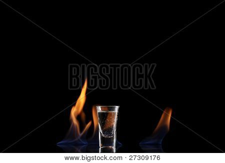 Vodca Flaming sur fond noir