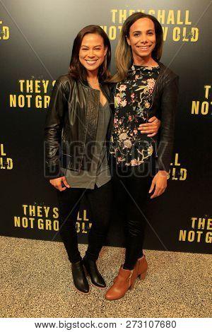 LOS ANGELES - DEC 7:  Toni Trucks, Ione Butler at the 