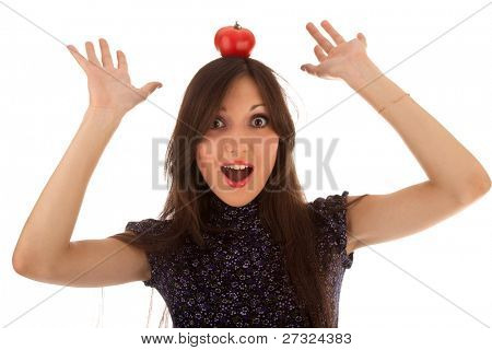 giovane ragazza bella con pomodoro sul bianco